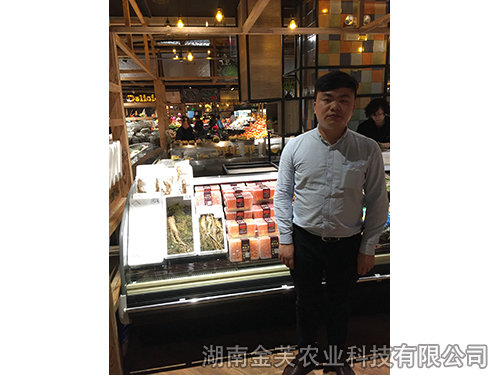 衡陽(yáng)香江百貨產(chǎn)品柜臺旁的營(yíng)銷(xiāo)總監龍耀